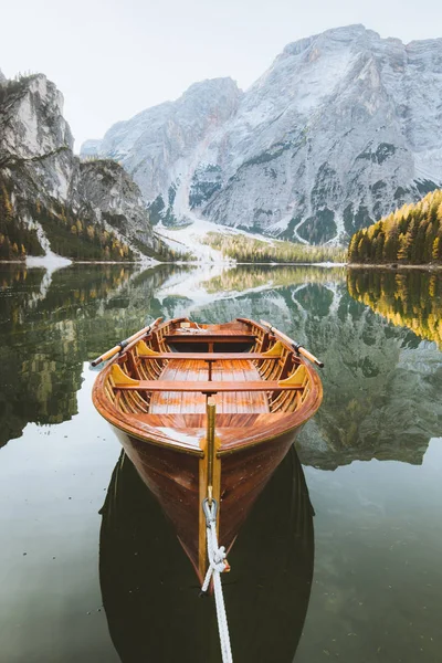 Barco a remo tradicional no Lago di Braies ao nascer do sol no outono, Tirol do Sul, Itália — Fotografia de Stock