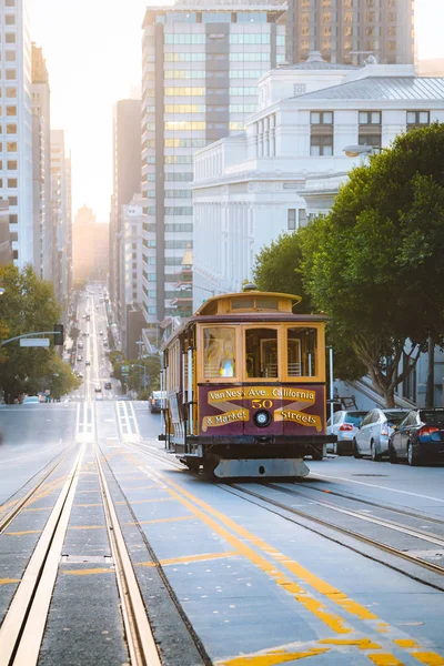 Teleférico Histórico de San Francisco en la famosa calle California al amanecer, San Francisco, California, EE.UU. — Foto de Stock