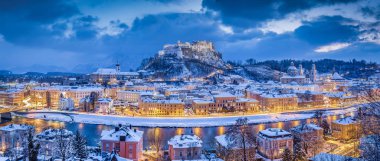 Kışın Salzburg'un Alacakaranlık panoraması görünümü, Salzburger Land, Avusturya