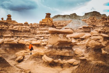 Goblin Vadisi Eyalet Parkı 'ndaki yürüyüşçü, Utah, ABD