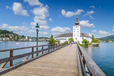 Gmunden, Avusturya'daki Traunsee Gölü'nde Schloss Orth