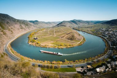 Bremm, Rheinland-Pfalz tarihi kenti ile Moselle nehir viraj