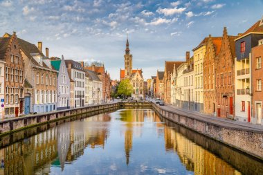 Gün doğumunda Spiegelrei kanalı, Brugge, Flanders, Belçika