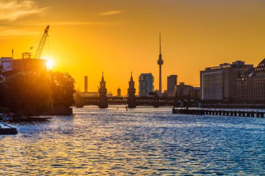 Günbatımında Spree nehri ile Berlin ufuk çizgisi, Almanya