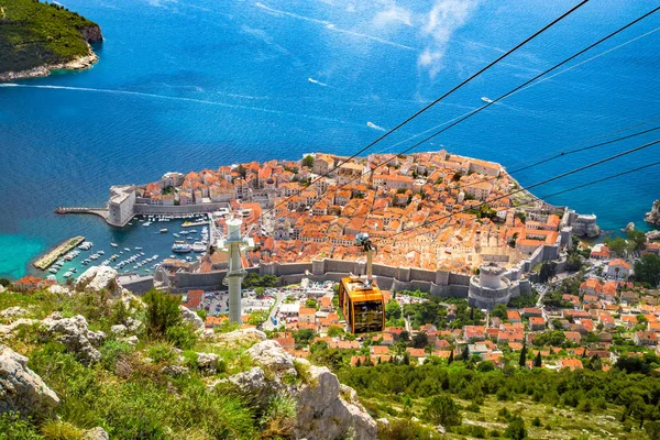 Casco antiguo de Dubrovnik con teleférico ascendiendo montaña Srd, Dalmacia, Croacia —  Fotos de Stock