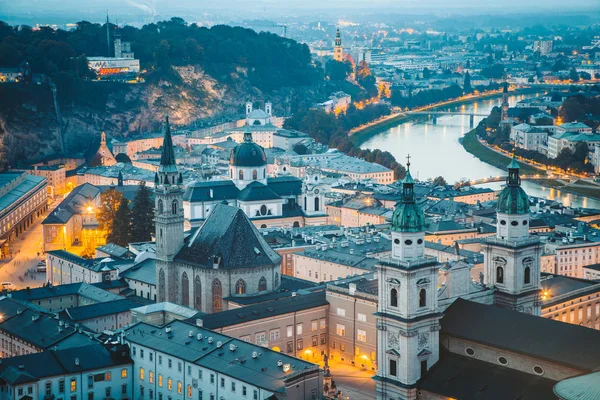 Ciudad histórica de Salzburgo al atardecer, Austria — Foto de Stock