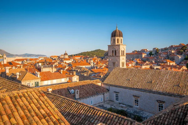 Telhados Dubrovnik terra cotta ao pôr do sol, Dalmácia, Croácia — Fotografia de Stock