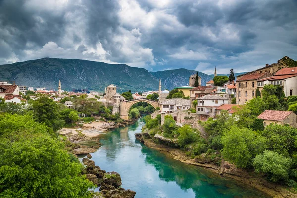Old town of Mostar with famous Old Bridge (Stari Most), Bosnia and Herzegovina — Stock Photo, Image