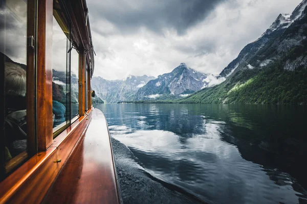 Yaz aylarında Konigssee Gölü'nde geleneksel tekne, Bavyera, Almanya — Stok fotoğraf