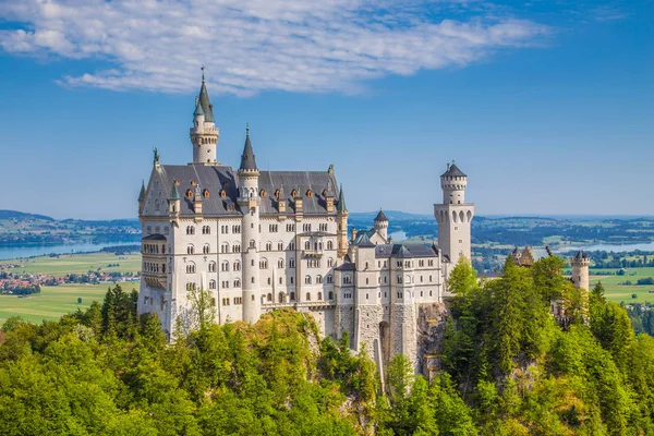 Zamek Neuschwanstein w lato, Bavaria, Niemcy — Zdjęcie stockowe