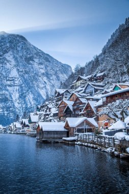 Mistik alacakaranlık kışın, Salzkammergut, Avusturya Hallstatt