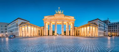 Brandenburg Gate panoraması alacakaranlıkta, Berlin, Almanya