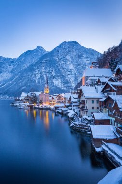 Klasik görünüm ile gemi kış alacakaranlık, Salzkammergut, Avusturya Hallstatt