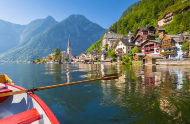 Yaz aylarında geleneksel kürek tekne ile Hallstatt Klasik görünümü