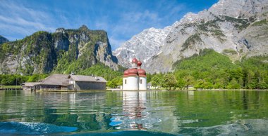 Yaz aylarında St Bartholom hac şapel ile Koenigssee göl, Bavyera, Almanya