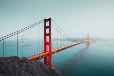 Alacakaranlıkta Golden Gate Köprüsü, San Francisco, Kaliforniya, Abd