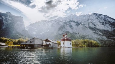 Gün batımında St. Bartholom hac şapeli ile Knigssee Gölü, Bavyera, Almanya