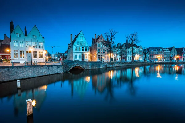 A történelmi Brugge városközpont épületei a csatornán a szürkületben, Belgium — Stock Fotó
