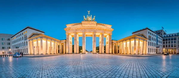 Brandenburg Gate panoraması alacakaranlıkta, Berlin, Almanya — Stok fotoğraf