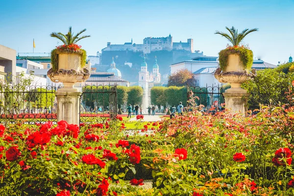 Mirabell Gardens with Hohensalzburg Fortaleza em Salzburgo, Áustria — Fotografia de Stock