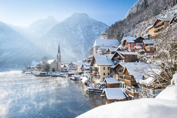 Klasické zobrazení Hallstatt v zimě, Salzkammergut, Rakousko — Stock fotografie