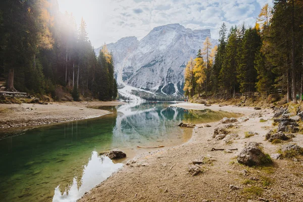 Lago di Braies in autunno, Dolomiti, Alto Adige, Italia — Foto Stock