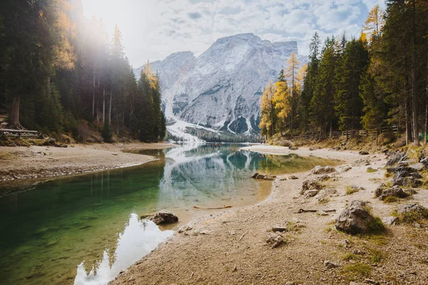 Sonbaharda Lago di Braies, Dolomites, Güney Tirol, İtalya — Stok fotoğraf