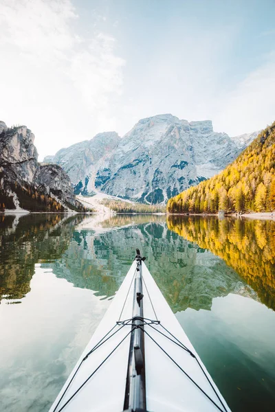 Caiaque no lago alpino no outono — Fotografia de Stock