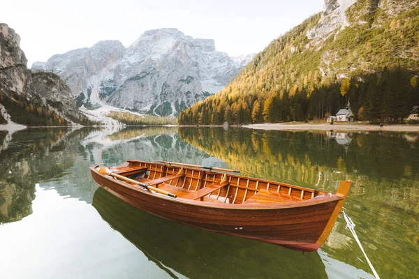 Традиционная лодка на озере в Альпах осенью — стоковое фото