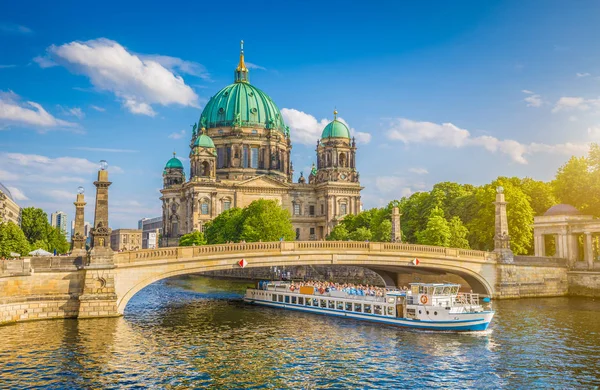 Berlínská katedrála s lodí na řece Spree při západu slunce, Berlín, Německo — Stock fotografie