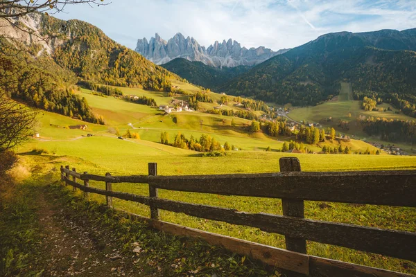 Val di Funes na Dolomitech při západu slunce, Jižní Tyrolsko. Itálie — Stock fotografie