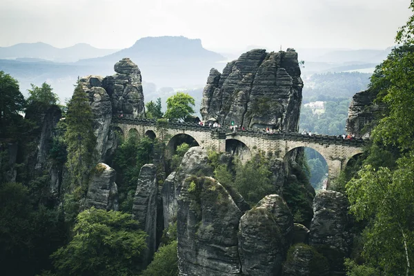 Puente Bastei en el Parque Nacional Sajón Suiza, Sajonia, Alemania —  Fotos de Stock