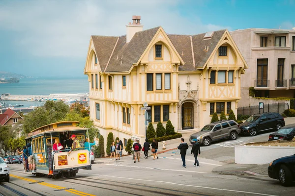 サンフランシスコのケーブルカーが丘を登る、カリフォルニア、アメリカ — ストック写真