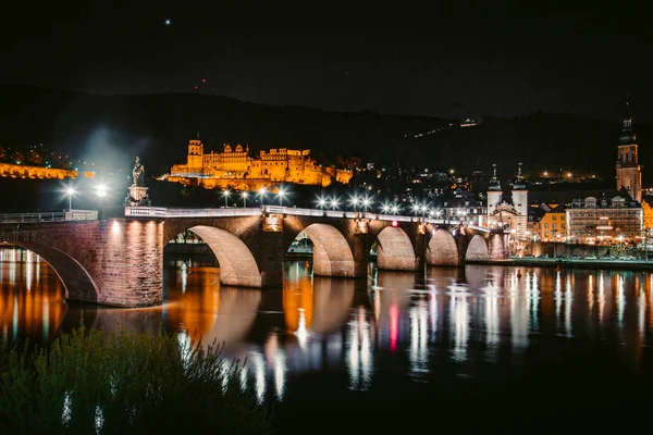 Geceleri Neckar nehri ile Heidelberg şehir panoraması, Baden-Wurttemberg, Almanya