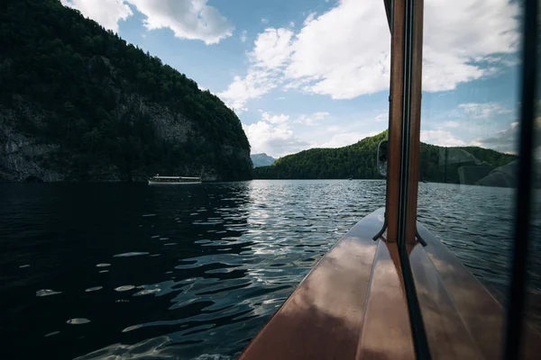 Barcos de pasajeros tradicionales en el lago Koenigssee en verano, Baviera, Alemania —  Fotos de Stock