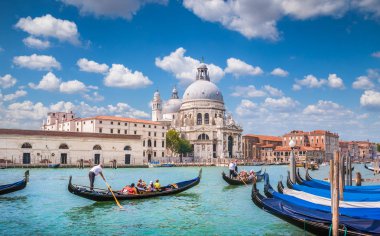 Gondol Basilica di Santa Maria della Salute, Venedik, İtalya ile Canal Grande üzerinde