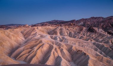 Alacakaranlıktaki Zabriskie Noktası, Ölüm Vadisi Ulusal Parkı, Kaliforniya, Usa