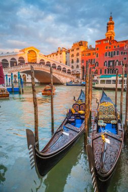 Gün batımında Gondol ve Rialto Köprüsü ile Canal Grande, Venedik, İtalya