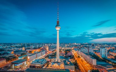 Geceleri Alexanderplatz'da ünlü Tv kulesi ile Berlin silüeti panoraması