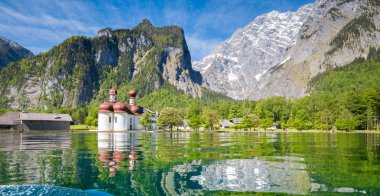 Yaz aylarında St Bartholomae hac şapel ile Koenigssee Gölü