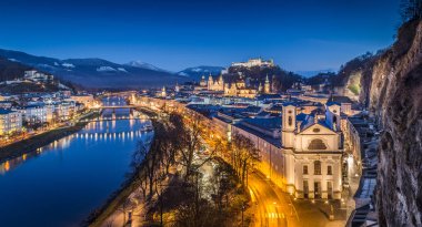 Geceleri Festung Hohensalzburg ile tarihi Salzburg şehrinin panoramik manzarası