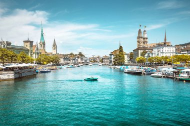 İsviçre Limmat nehri ile Zürih silueti manzarası