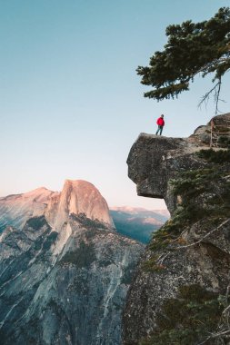 Uzun yürüyüşe çıkan kimse Yosemite Milli Parkı, Kaliforniya, ABD