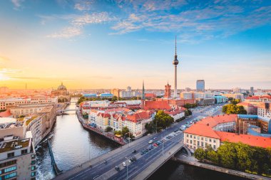Günbatımında Spree nehri ile Berlin ufuk çizgisi, Almanya