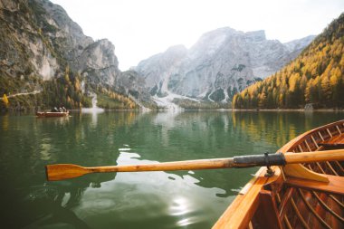 Sonbaharda Alpler'de bir göl üzerinde geleneksel kürek tekne