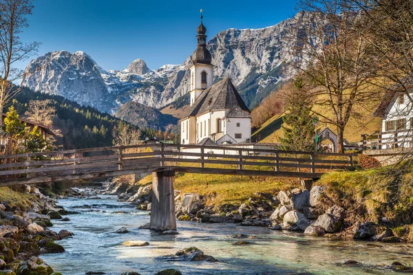 Iglesia de Ramsau en otoño, Berchtesgadener Land, Baviera, Alemania — Foto de Stock