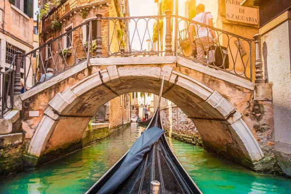 Gondelfahrt durch die Kanäle von Venedig, Italien — Stockfoto