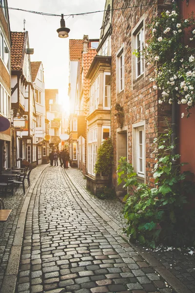 Cidade velha na Europa ao pôr do sol com efeito de filtro vintage retro — Fotografia de Stock