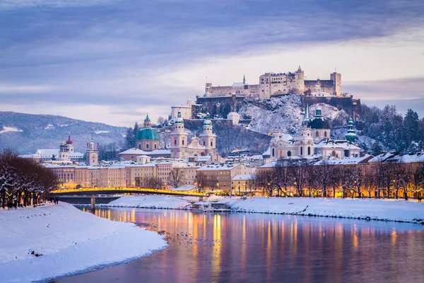 Vista clásica de Salzburgo en Navidad en invierno, Austria —  Fotos de Stock