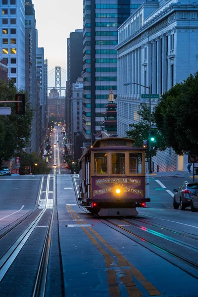 Histórico teleférico de São Francisco na famosa California Street no crepúsculo, Califórnia, EUA — Fotografia de Stock